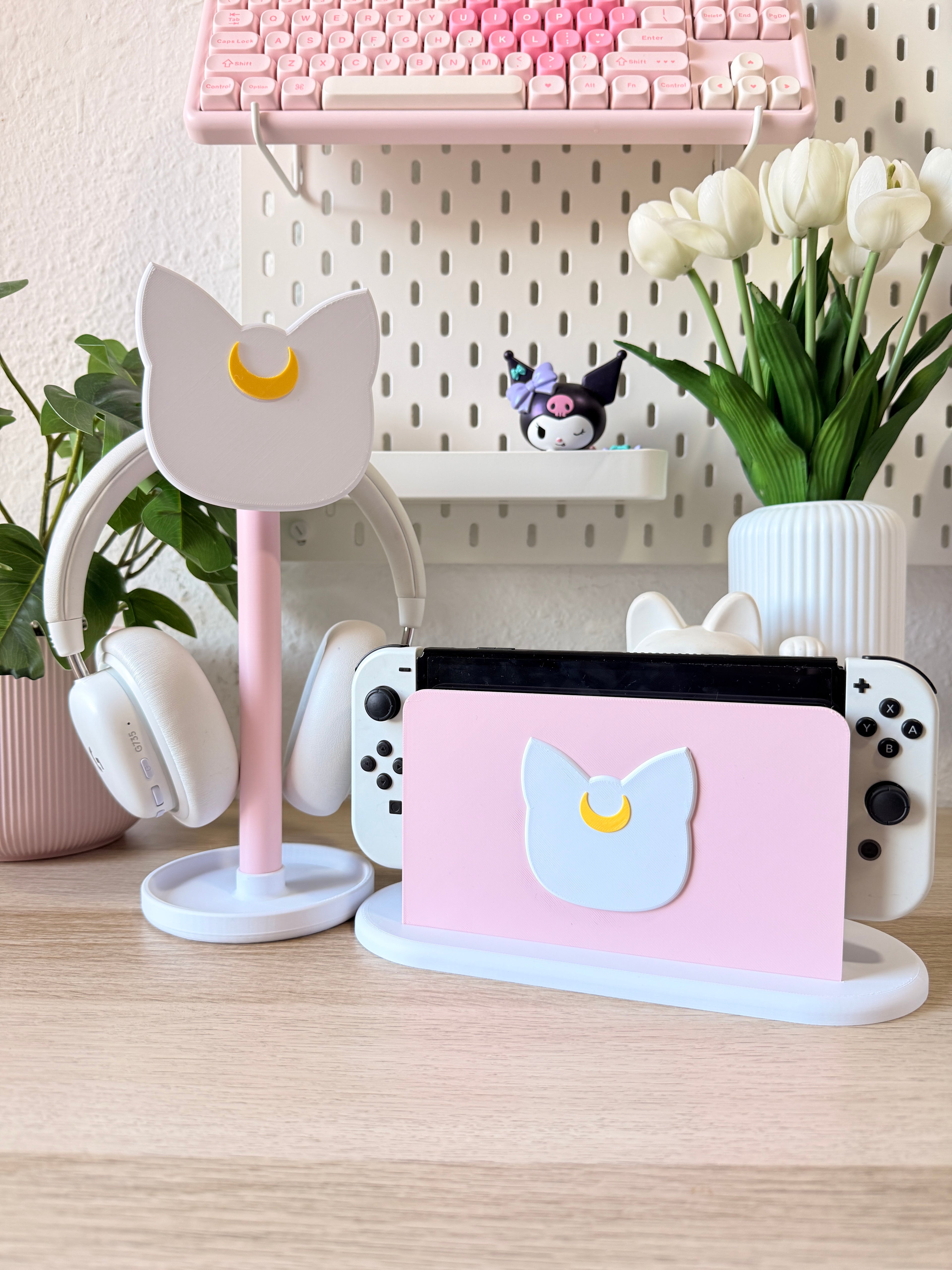 White Magical Cat - Headset Stand